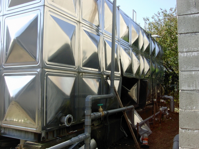 2004年 新潟県中越地震 貯水タンク破損事例(ステンレス製パネルタンク:長岡市)